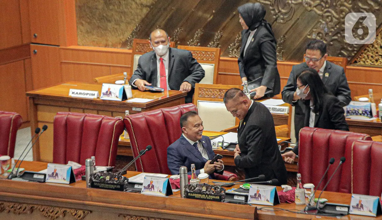 Pimpinan sidang saat Rapat Paripurna ke-15 masa persidangan III tahun 2022-2023 dalam penyampaian laporan hasil uji kelayakan dan kepatutan Calon Anggota KPI periode 2022-2025 di Kompleks Parlemen, Senayan, Jakarta, Selasa (7/2/2023). Rapat Paripurna tersebut mengesahkan calon Anggota Komisi Penyiaran Indonesia (KPI) Periode 2022-2025. (Liputan6.com/Faizal Fanani)