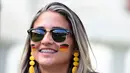 Seorang suporter cantik tersenyum sebelum Jerman berlaga melawan Ghana di The Castelao Stadium, Fortaleza (21/06/2014) (AFP PHOTO/JAVIER SORIANO)