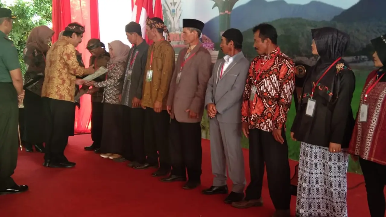 Menteri Administrasi Tata Ruang/Badan Pertanahan Nasional (ATR/BPN) Sofyan Djalil, nampak tengah memberikan sertifikasi tanah kepada 10 perwakilan warga penerima di blok Harjasari, Cisurupan, Garut, Jawa Barat