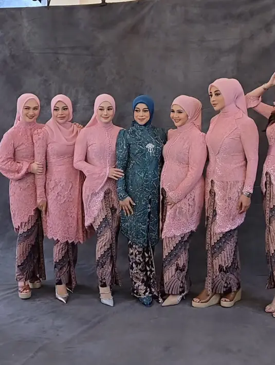 Meksi tanpa Syifa Hadju, Geng Mamayu kompak mengenakan kebaya pink dipadukan bawahan kain batik warna serasi. Lesti sendiri mengenakan kebaya birunya. [@kesharatuliu05]