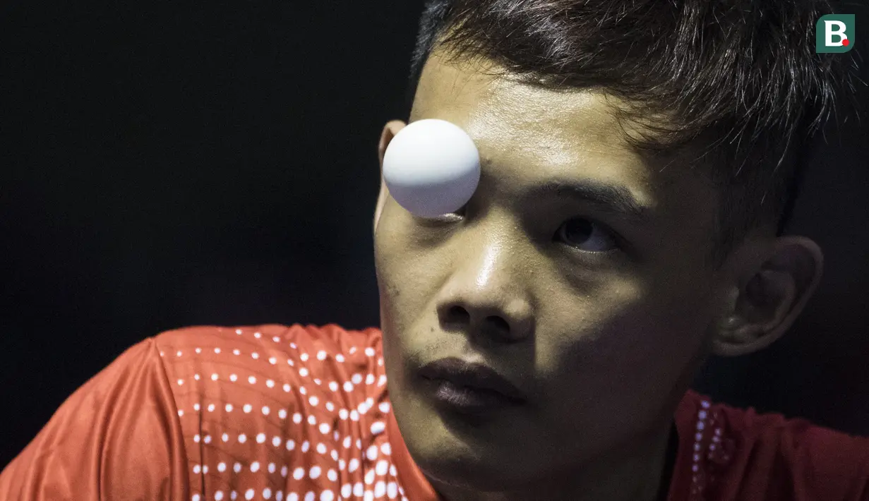 Petenis meja Indonesia, Yayang Gunaya, berusaha mengembalikan bola saat melawan petenis meja Jepang. Hiroki Sazakazi, pada laga Asian Para Games di Ecovention Ancol, Jakarta, Sabtu (6/10/2018). (Bola.com/Vitalis Yogi Trisna)