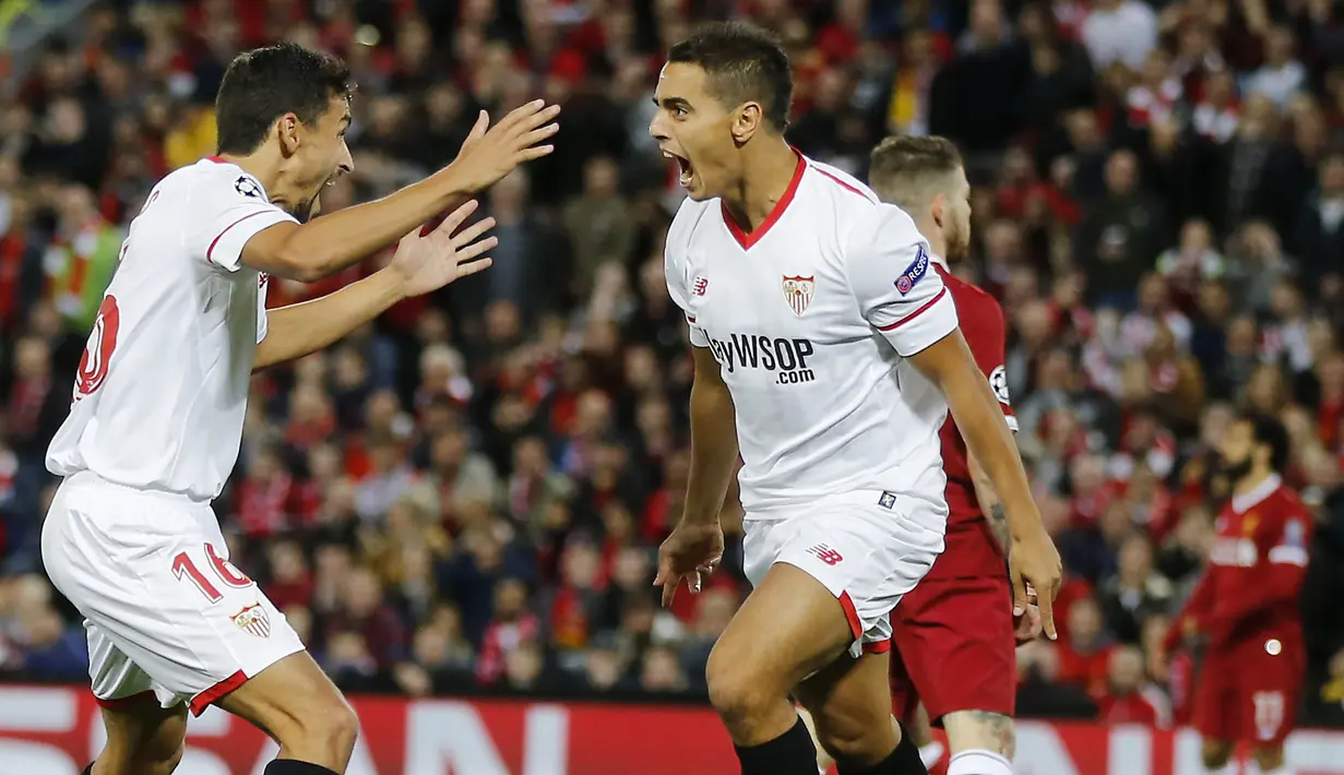 Striker Sevilla, Wissam Ben Yedder, melakukan selebrasi bersama Jesus Navas usai mencetak gol ke gawang Liverpool pada laga Liga Champions di Stadion Anfield, Kamis (14/9/2017). Liverpool ditahan imbang 2-2 oleh Sevilla. (AP/Frank Augstein)