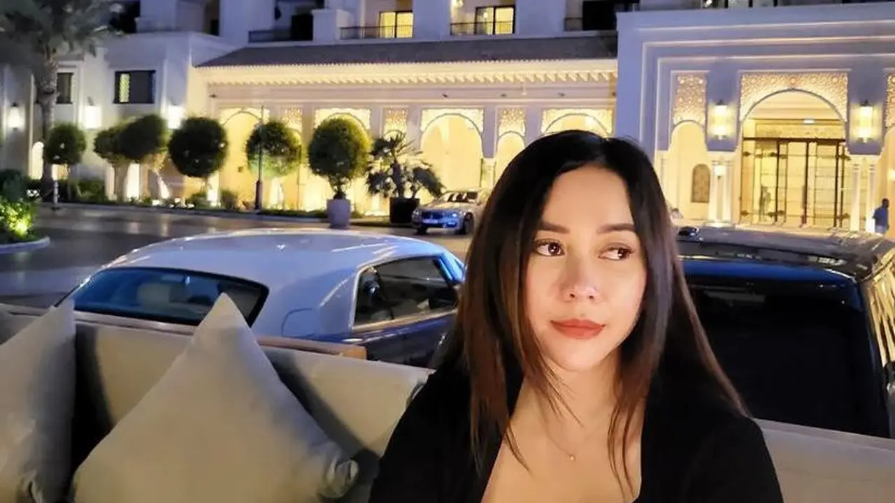 6 Potret Gaya Liburan Aura Kasih di Dubai, Nikmati Waktu Sendiri