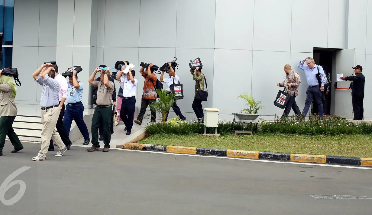 Sejumlah karyawan mengikuti simulasi Gempa Bumi dan Kebakaran di Kantor BNPB, Jakarta, Rabu (26/4). Simulasi ini juga bertujuan menumbuhkan budaya sadar bencana dan guna mengurangi resiko saat terjadi musibah. (Liputan6.com/Johan Tallo)