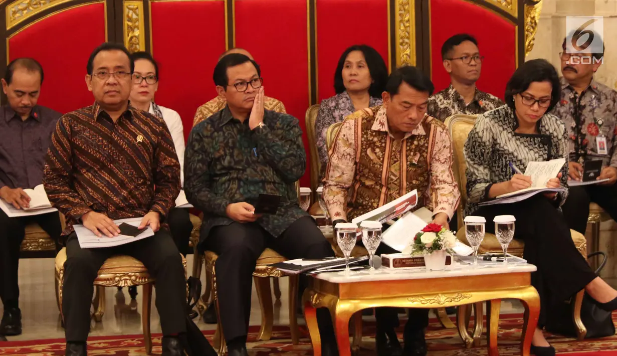 Sejumlah menteri mencatat paparan Presiden Joko Widodo dalam Sidang Kabinet Paripurna di Istana Negara, Jakarta, Senin (12/2). Pertama, Jokowi mengimbau para menteri terkait momentum pertumbuhan ekonomi yang semakin meningkat. (Liputan6.com/Angga Yuniar)