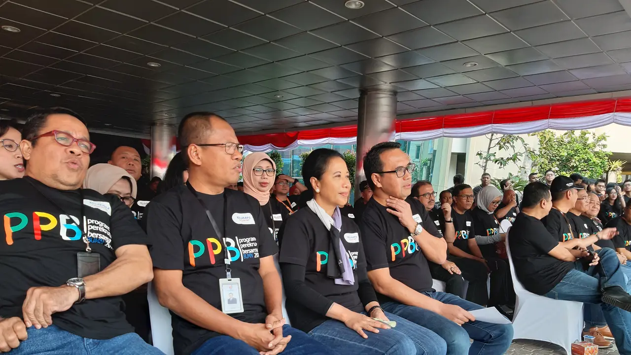 Menteri BUMN Rini Soemarno memimpin upacara inaugurasi pegawai BUMN
