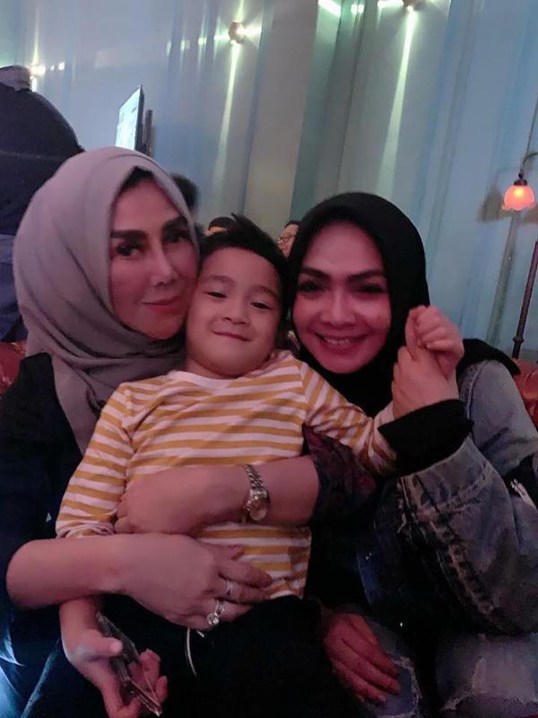 Mama Amy dengan Rafathar (Sumber: Instagram/amy_r_qanita)