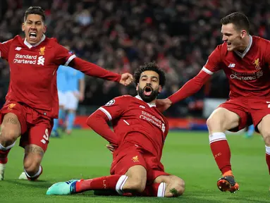 Penyerang Liverpool Mohamed Salah (tengah) merayakan gol pertama untuk timnya saat melawan Manchester City dalam pertandingan Liga Champions di Anfield, Liverpool (4/4). Salah sumbang satu gol untuk Liverpool. (Peter Byrne/PA via AP)
