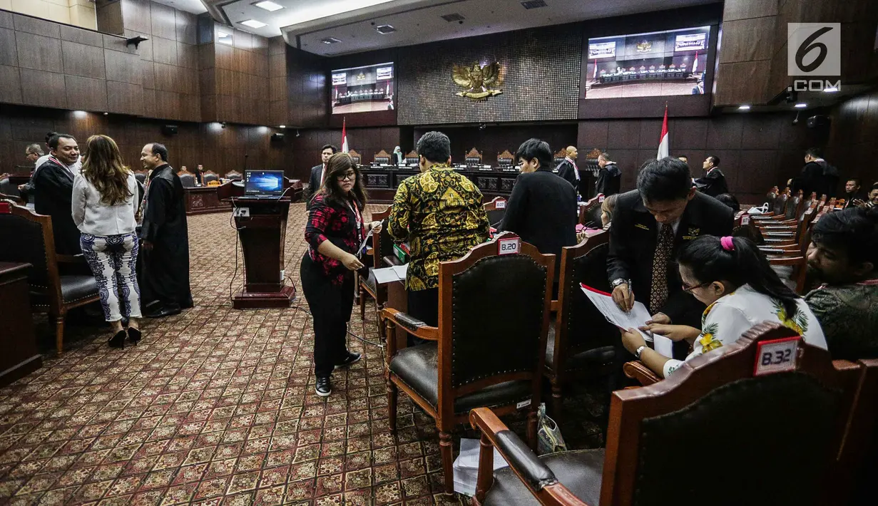 Suasana jelang sidang lanjutan sengketa Pilpres 2019 di Gedung Mahkamah Konstitusi, Jakarta, Kamis (20/6/2019). Agenda sidang kali ini adalah mendengarkan keterangan saksi dan ahli dari pihak termohon Komisi Pemilihan Umum (KPU). (Liputan6.com/Faizal Fanani)