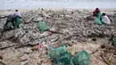 Banyaknya sampah-sampah plastik yang bercampur dengan pasir, menjadikan Pantai Kedonganan terlihat seperti gurun sampah plastik. (SONNY TUMBELAKA/AFP)