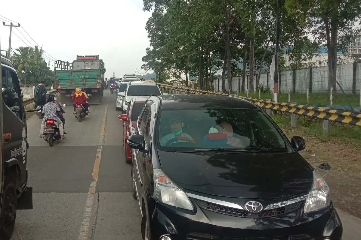 Kondisi saat arus balik kendaraan wisatawan yang akan keluar Anyer, Minggu (4/4/2021) sore