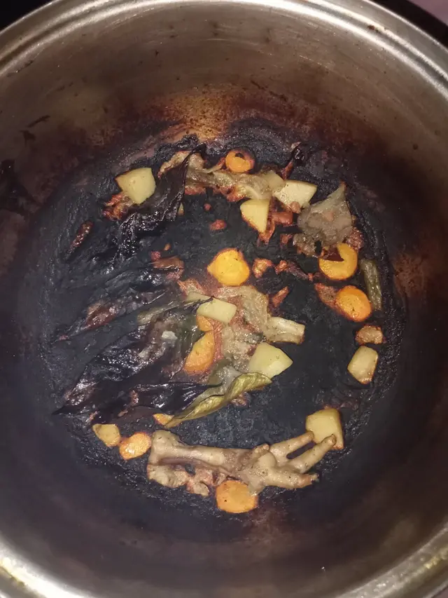 6 Momen Apes Masak Ceker Sampai Gosong Ini Bikin Elus Dada