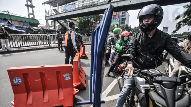 Suasana Penyekatan PPKM Darurat di Jalan Basuki Rahmat