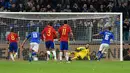 Pemain Italia, Daniele De Rossi, saat mencetak gol ke gawang Spanyol melalui penalti dalam laga Grup G kualifikasi Piala Dunia 2018 di Juventus Stadium, Jumat (7/10/2016) dini hari WIB. (AFP/Giuseppe Cacace)