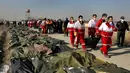 Tim penyelamat mengumpulkan jasad korban jatuhnya pesawat Boeing 737-800 di Shahedshahr, Iran, Rabu (8/1/2020). Sebanyak 176 orang dalam pesawat maskapai penerbangan Ukraine International Airlines tersebut dipastikan tewas. (AP Photo/Ebrahim Noroozi)