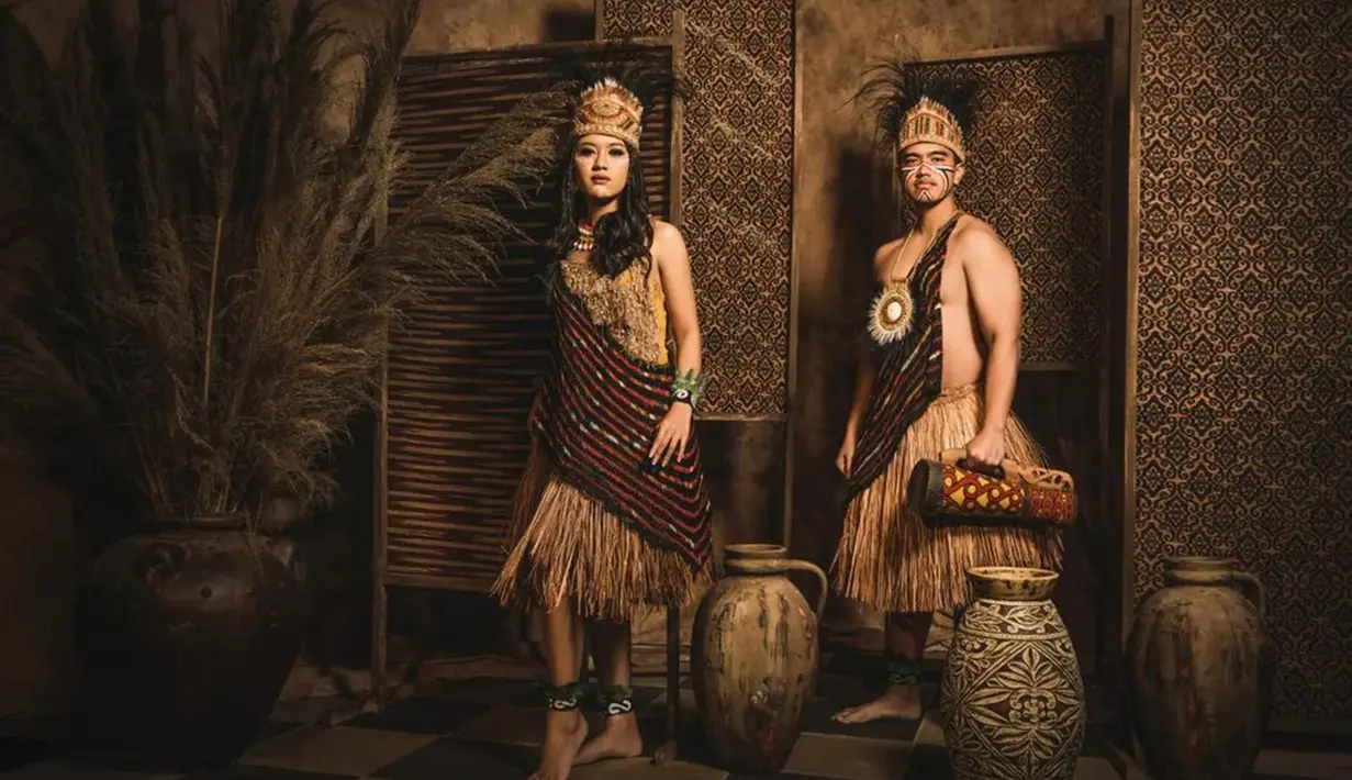 Dimulai dari menggunakan busana adat Bali, kini keduanya mengusung baju adat Papua. Penampilan putra bungsu dari Presiden Joko Widodo ini saat jalani prewedding bersama sang kekasih pun menjadi sorotan. (Liputan6.com/IG/@riomotret)