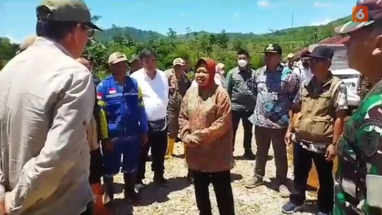 Menteri Sosial Tri Rismaharini saat meninjau lokasi longsor di Kampung Cibatu Hilir Desa Sekarwangi, Kecamatan Cibadak Kabupaten Sukabumi, (Liputan6.com/Fira Syahrin).