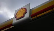 Tanda di pom bensin shell di London, Kamis (2/2/2023). Shell mengatakan akan mengembalikan US$ 4 miliar kepada pemegang saham dan secara signifikan menaikkan dividennya, menyusul rekor pendapatan. (AP Photo/Kirsty Wigglesworth)