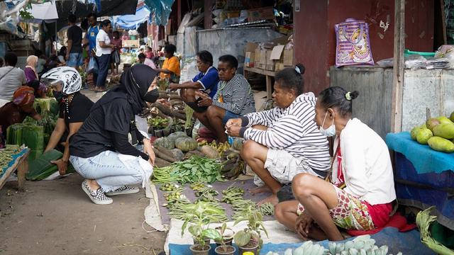 6 Potret Tantri Kotak Saat Cari Pinang di Pasar Jayapura, Curi Perhatian