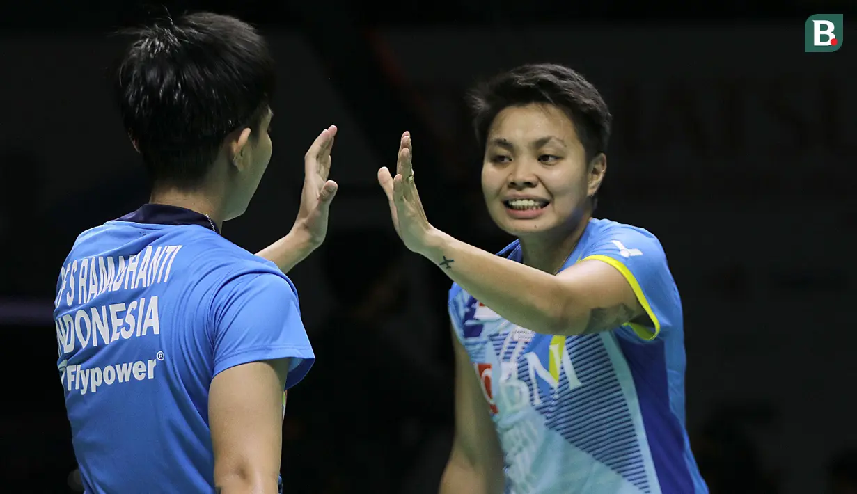 Memasuki game kedua, Apriyani/Siti Fadia hanya sempat mengimbangi perolehan angka pasangan Cina di kedudukan 2-2. Setelah itu mereka selalu tertinggal dan menutup interval dengan keedudukan 5-11. (Bola.com/Ikhwan Yanuar)