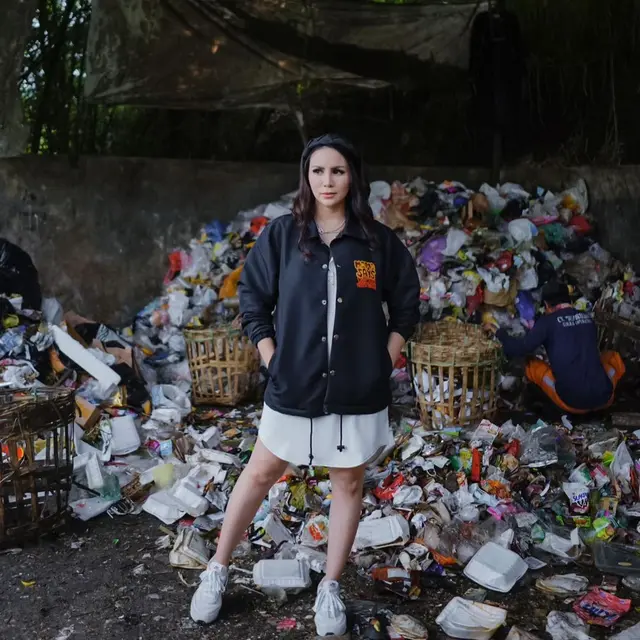 Tampil Modis, Ini 6 Gaya Momo Geisha Lakukan Pemotretan di Tempat Tak Biasa