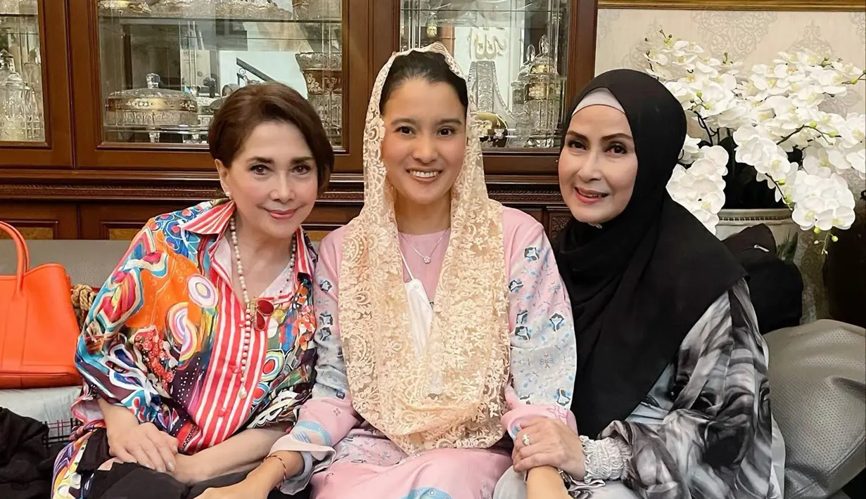 Jalin kembali tali silaturahmi dan jalani buka puasa bersama, momen perjalanan ibadah puasa Ramadhan pun menjadi terasa menyenangkan. Banyak kegiatan positif yang dibagikan oleh Marcella Zalianty yang membuat banyak netizen membanjiri kolom komentar Instagramnya dengan pujian. (Liputan6.com/IG/marcella.zalianty)