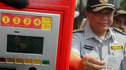 Di mesin tersebut, pengguna parkir harus memilih jenis kendaraan yang diparkir. Selanjutnya, mereka perlu memasukkan uang sesuai perkiraan lama parkir, Jakarta, (25/9/14). (Liputan6.com/Faizal Fanani)  