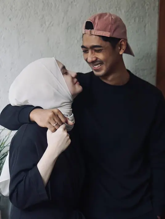 Ramai soal isu perceraian, netizen menyayangkan jika hubungan Arya Saloka dan Putri Anne kandas karena orang ketiga. Sebelum bintangi Ikatan Cinta, rumah tangga pasangan yang terpaut usia 1 tahun ini jauh dari gosip. Namun setelah main sinetron bareng Amanda Manopo, Arya dan Amanda sering didoakan berjodoh hingga berdampak pada keharmonisan rumah tangga Arya Saloka dan Putri Anne. (Liputan6.com/IG/@aryasaloka.putriannesaloka)