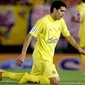 Villarreal&#039;s Argentinian Roman Riquelme stretches for his shoe during their Champions League semi-final second leg football match against Arsenal at the Madrigal stadium in Villarreal, 25 April 2006. AFP PHOTO/JOSE JORDAN