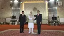 Presiden Joko Widodo (kanan) bersalaman dengan PM India Narendra Modi (tengah) di dalam Masjid Istiqlal, Jakarta, Rabu (30/5). Kunjungan kenegaraan Narendra Modi tersebut membahas isu-isu bilateral, regional dan global. (Liputan6.com/Angga Yuniar)