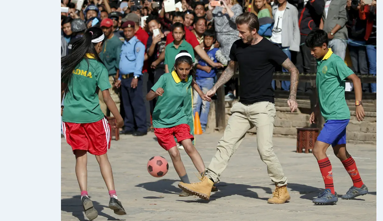 David Beckham bermain bola dengan anak-anak dalam pertandingan amal bersama UNICEF di kota tua Bhaktapur, Nepal, (6/11/2015). (Reuters/Navesh Chitrakar)