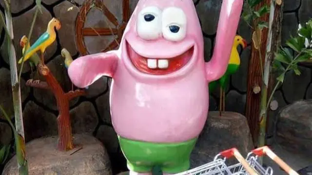 6 Patung Kartun Ini Bentuknya Absurd, Enggak Habis Pikir