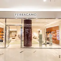Ferragamo dengan bangga mengumumkan Grand Opening butik keduanya di Indonesia, yang berlokasi di Lantai Dasar Senayan City, Jakarta. Dirancang dengan apik, butik baru ini mencerminkan khas gaya Italia yang berakar pada keahlian luar biasa dan keanggunan dengan pendekatan arsitektur modern. / Foto dok: Ferragamo.