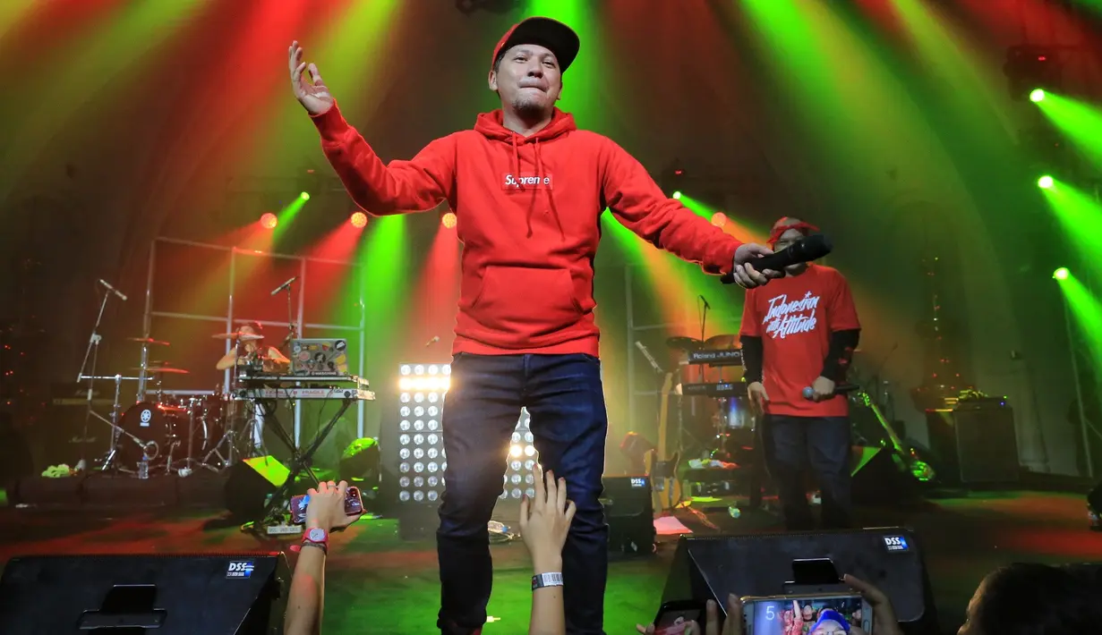 "Ayo, mau lanjutin liriknya? berani gak? Kemarin sekolah (ditahan) 6 bulan loh," kata Gading Marten di panggung konser Batman Kasarung, Rabu (4/4/2018). (Adrian Putra/Bintang.com)