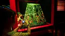 Fotografer memotret ikan mas dalam akuarium pajangan berjudul "Reflecterium" selama pratinjau pers pameran Art Aquarium 2020 di Tokyo, Jepang, Kamis (27/8/2020). Art Aquarium kini menampilkan 30 ribu ikan mas yang ditempatkan di tangki-tangki besar. (Behrouz MEHRI / AFP)