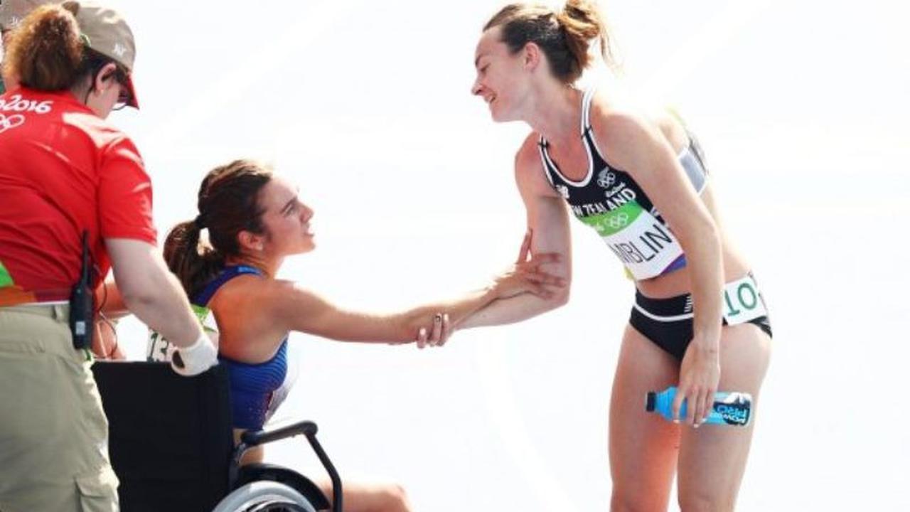 Atlet Selandia Baru, Nikki Hamblin membantu atlet Amerika, Abbey D'Agostino. Foto: Paul Gilham/Getty Images