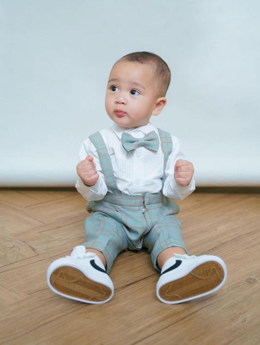 Dasi kupu-kupu semakin menyempurnakan penampilan dari Rayyanza. Kecenya Rayyanza ini membuat warganet memuji penampilannya. Tak heran, banyak warganet kompak menyebut Rayyanza sebagai ponakan online yang bak eksekutif muda. (Liputan6.com/IG/raffinagita1717)