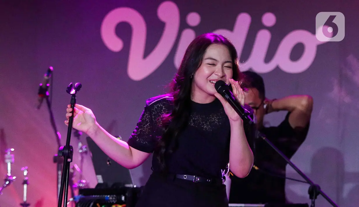 Penampilan penyanyi Bernadya saat acara Vidio Penasaran 2025 di The Dome Senayan Park, Jakarta, Kamis (6/2/2025). (Liputan6.com/Herman Zakharia)