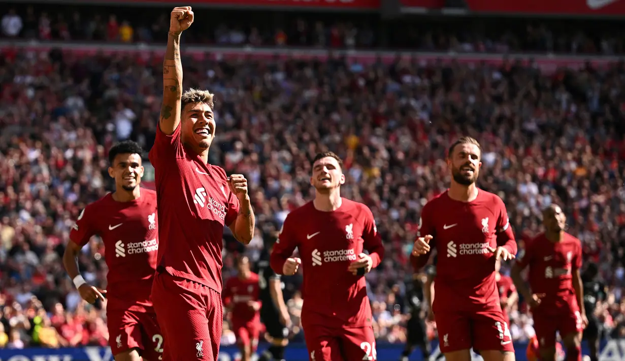 Pemain Liverpool merayakan gol yang dicetak oleh Roberto Firmino (kedua kiri) pada laga lanjutan Liga Inggris 2022/2023 antara Liverpool melawan Bournemouth di Anfield, Liverpool, 27 Augustus 2022. The Reds sukses meraih 9 kemenangan kandang dari 28 laga Liga Inggris musim ini. (AFP/Oli Scarff)