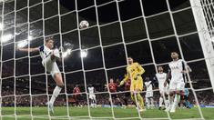 Pemain Tottenham Hotspur, Micky van de Ven menyapu bola untuk melakukan penyelamatan di depan gawang timnya dalam laga final Liga Europa 2024/2025 melawan Manchester United di Stadion San Mames, Bilbao, Spanyol, Kamis (22/05/2025) dini hari WIB. (AFP/Josep Lago)