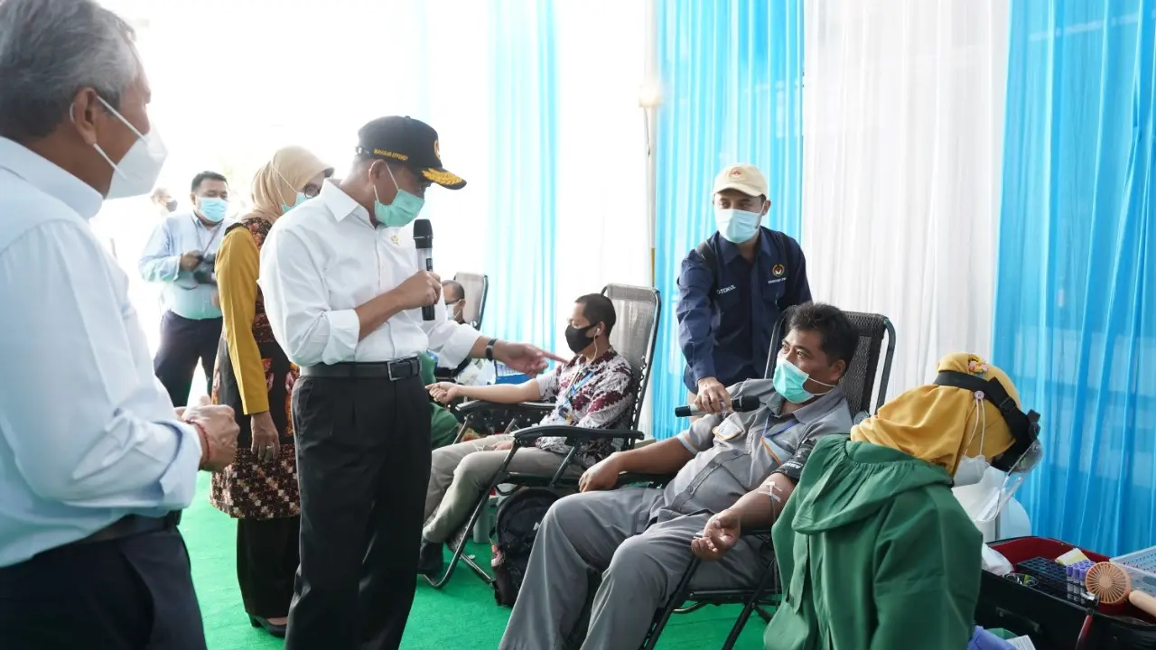 Menko PMK Muhadjir Effendy meninjau donor plasma di Surabaya. (Dian Kurniawan/Liputan6.com)