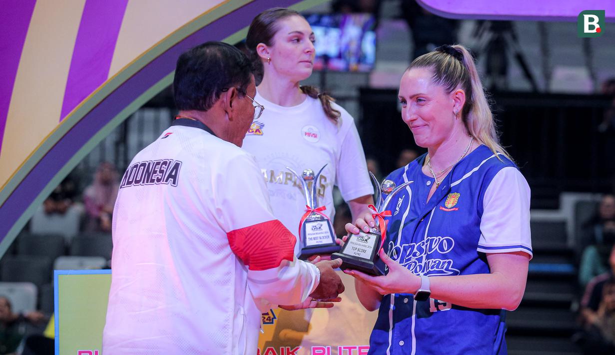 Pemain Jakarta Popsivo Polwan, Madison Kingdon menerima trofi top skor PLN Mobile Proliga 2024 usai laga grand final di Indonesia Arena, Senayan, Jakarta, Sabtu (20/7/2024). Selain top skor, Madison Kingdon juga mendapatkan predikat spiker terbaik. (Bola.com/Bagaskara Lazuardi)
