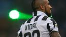 Pahlawan kemenangan Juventus, Arturo Vidal merayakan gelar Scudetto. (AFP PHOTO / MARCO BERTORELLO)