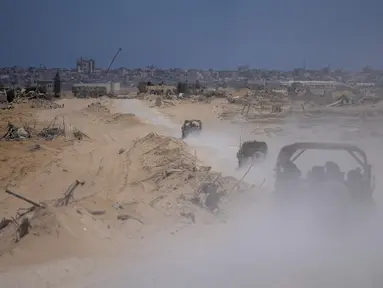 Kendaraan tentara Israel mengangkut sekelompok tentara dan jurnalis di dalam Jalur Gaza selatan, Rabu, 3 Juli 2024. (AP Photo/Ohad Zwigenberg, Pool)