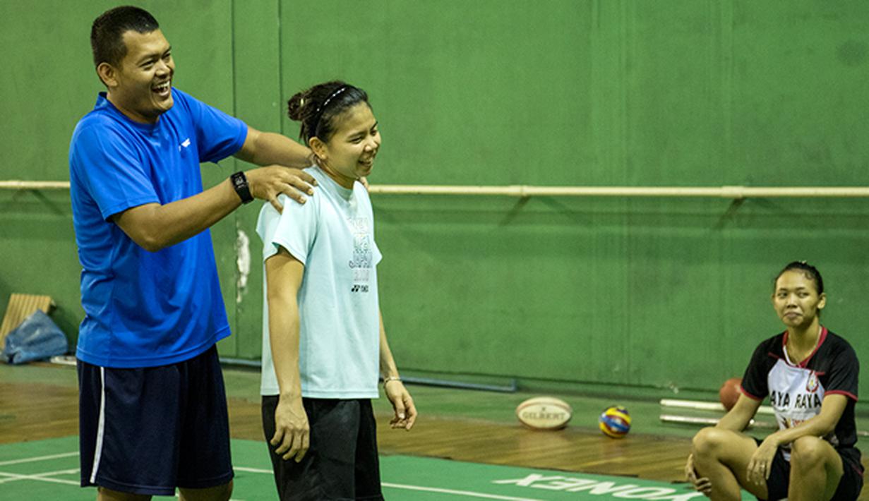 Greysia Polii dipijat oleh tim fisioterapi usai menjalani latihan jelang Kejuaraan Dunia BWF 2015 di Pelatnas Cipayung, Jakarta, Kamis (6/8/2015). (Bola.com/Vitalis Yogi Trisna)