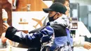 Saat sampai di bandara, Taeyang tiba-tiba membeli 6 es krim cone. Satu untuknya dan 5 untuk para penggemarnya yang berada di bandara. (foto: bigbangupdates.com)