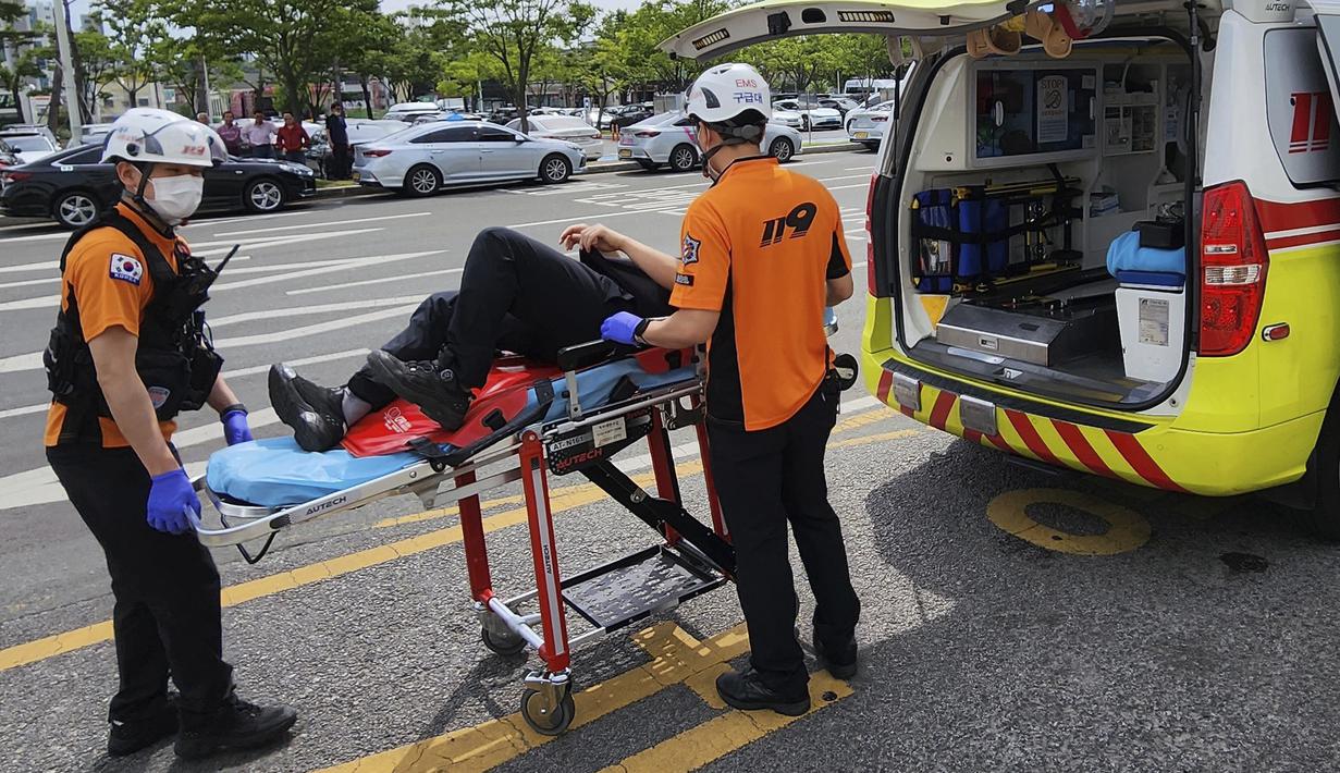Menurut Departemen Pemadam Kebakaran Daegu, 12 orang menderita luka ringan akibat hiperventilasi dan sembilan dari mereka telah dikirim ke rumah sakit di Daegu. (Yun Kwan-shick/Yonhap via AP)