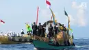 Kapal tradisional berwarna-warni berlayar dalam formasi perang dalam Parade Juanga selama perayaan Festival Tidore 2018 di Maluku Utara, Rabu (11/4). Festival Tidore 2018 digelar pada 30  Maret hingga 12 April. (Liputan6.com/Sardy Marsoaly)