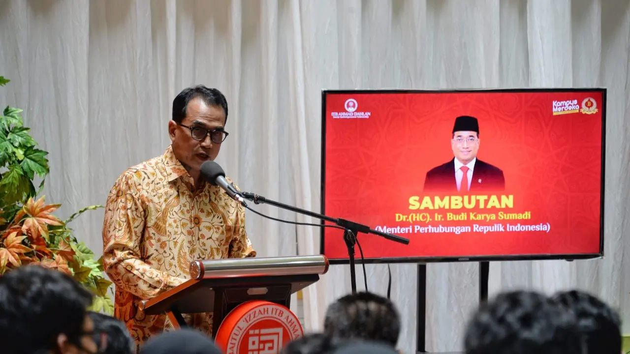 Menteri Perhubungan (Menhub) Budi Karya Sumadi saat memberikan kuliah umum di Institut Teknologi dan Bisnis Ahmad Dahlan, Tangerang, Banten, Minggu (9/10/2022)