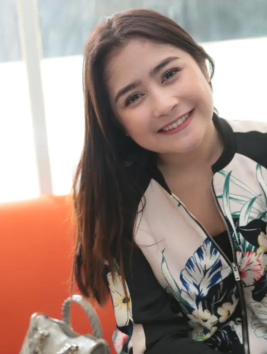 Prilly Latuconsina mengaku malas membalas komentar para haters. Baginya, perbuatan tidak baik itu harus dilawan dengan kebaikan. Justru dengan akhlak dan perbuatan baik, seseorang bisa memberikan inspirasi kepada orang lain. (Adrian Putra/Bintang.com)